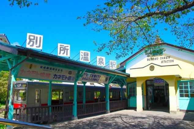 青空の下に佇む別所温泉駅。リゾートバイトは、こんな風情ある場所から新しい生活がスタートします。