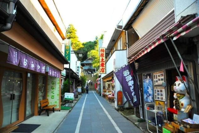 土産物店が並ぶ温泉街の参道。リゾートバイトは、仕事の合間に観光も楽しめます。