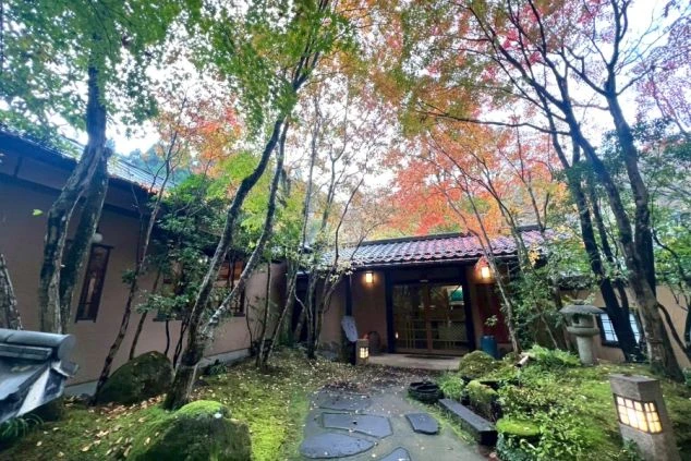 リゾートバイトの休日に観光するイメージ画像。熊本県阿蘇郡にある、緑の木々と水しぶきを上げながら流れ落ちる「鍋ヶ滝公園」の風景。