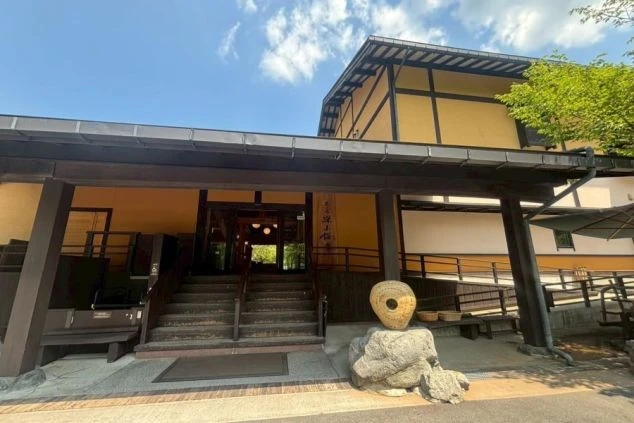 飛騨高山の街並みで、女性が歩いている後ろ姿の画像。風情のある古い建物が並ぶ通りを、リゾートバイトの休日に観光を楽しんでいる様子が伝わってくるワクトリスタッフが撮影したオリジナル画像。