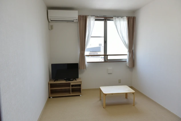 静岡県下田でのリゾートバイトの寮の画像。テレビ・ローテーブル・エアコン完備。