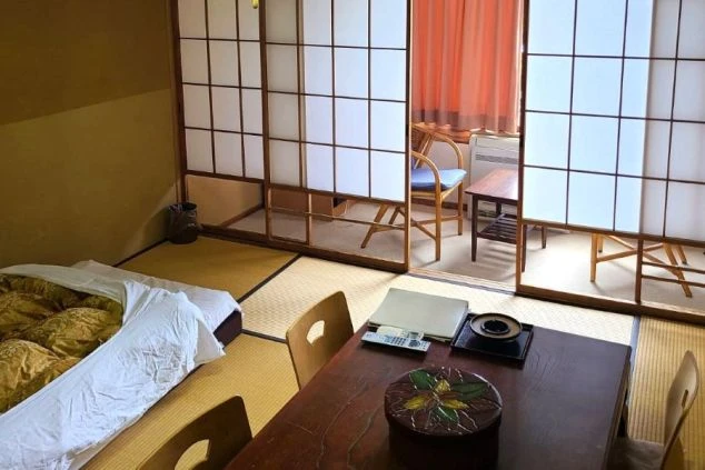 和風の落ち着いた寮の部屋。プライベートな時間を確保でき、まるで旅行に来たかのように生活できます。