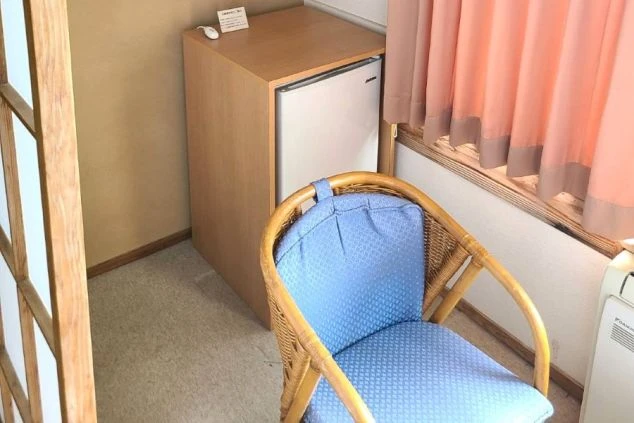 部屋に備え付けの冷蔵庫と椅子。生活に必要な家具が揃っており、すぐに新生活を始められます。
