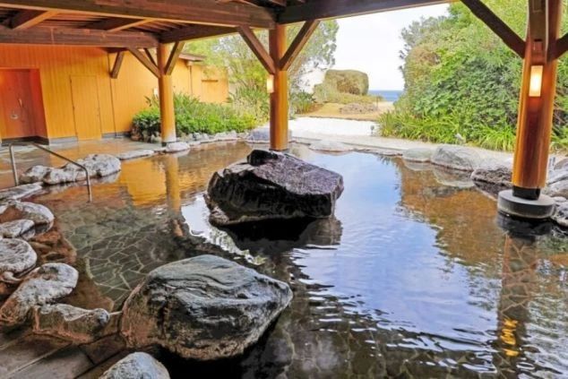 開放感あふれる、自然に囲まれた露天風呂。仕事の疲れを癒してくれる、特別な時間が待っています。