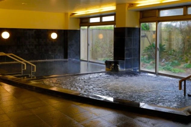 広々とした大浴場。温泉でゆっくりとリラックスして、心と体をリフレッシュできます。