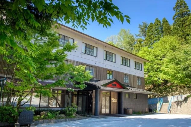 豊かな緑に囲まれた、落ち着いた雰囲気の旅館外観。自然の中でゆったりと働きたい方におすすめの職場です。