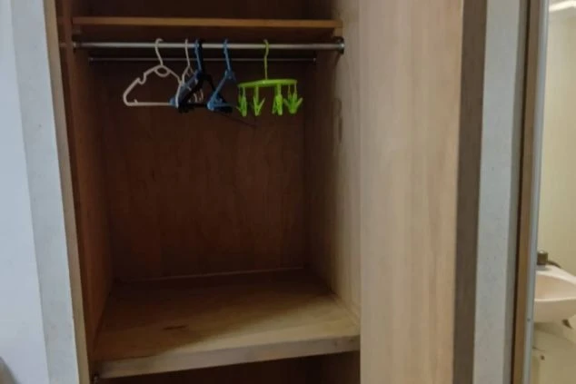 リゾートバイトの寮の部屋にあるクローゼットの内部の画像。中にはハンガーをかけるバーがあり、たくさんの衣類が収納できる。リゾートバイトの寮の部屋の収納スペースの画像。