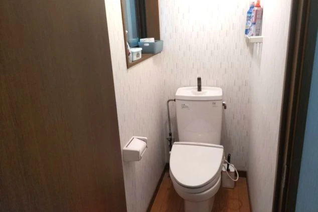 リゾートバイトの寮のトイレの画像。