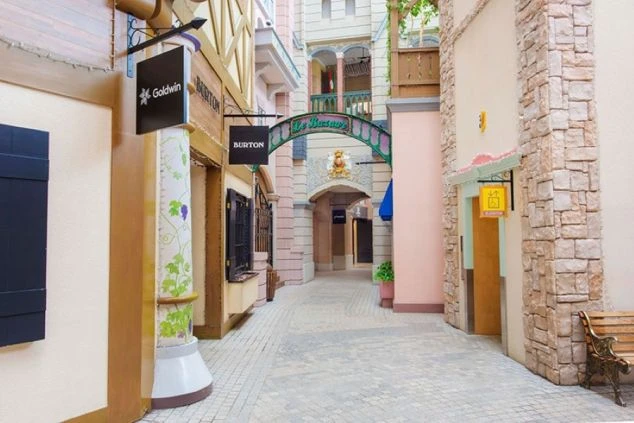 おしゃれな看板や建物が立ち並ぶ、ヨーロッパの街並みのような通りの画像。リゾートバイトの休日に観光を楽しめる、街の風景の画像。