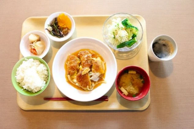 ご飯、味噌汁、おかずが並ぶ、リゾートバイトのまかないの画像。
