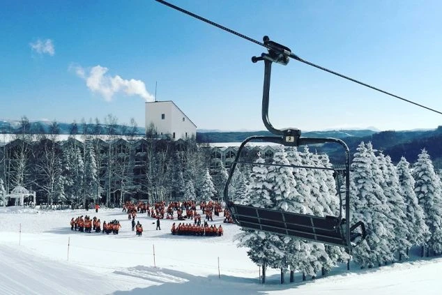 バスを運転している男性スタッフの画像。笑顔で運転しており、お客様を目的地まで安全に送迎している様子が伝わってくる。リゾートバイトの仕事内容を表す、送迎バスドライバーの仕事風景の画像。