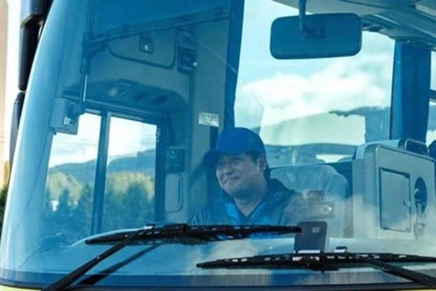 雪景色の中、スキー場のリフトから撮影した風景の画像。雪に覆われた木々とホテルが見え、たくさんの人が集まっている。リゾートバイトの仕事風景や、休日の過ごし方を表す画像の画像。