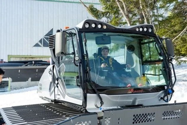 男性スタッフが圧雪車を運転している画像。リゾートバイトの仕事内容を表す、圧雪車オペレーターの仕事風景の画像。