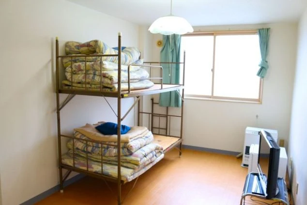 2段ベッドが置かれたリゾートバイトの寮部屋の画像。