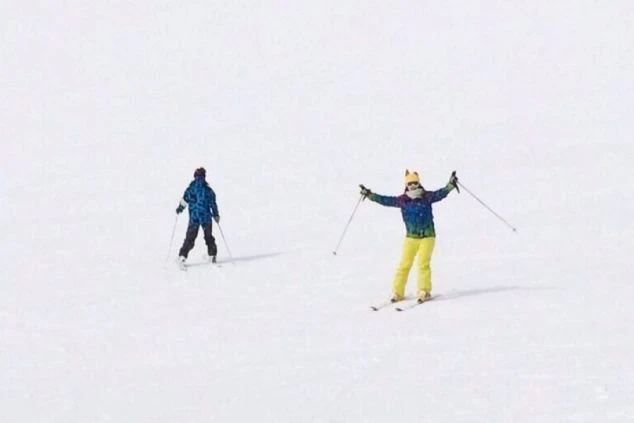スキーウェアを着用した2人のスキーヤーが雪原を滑っている画像。一人は両手を広げており、スキーを楽しんでいる様子が伝わってくる。リゾートバイトの休日の過ごし方やアクティビティを表す画像。