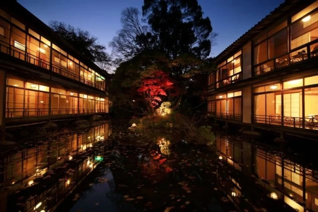 ライトアップされた幻想的な旅館の夜景。落ち着いた雰囲気の中で、日本の伝統に触れる貴重な経験ができます。