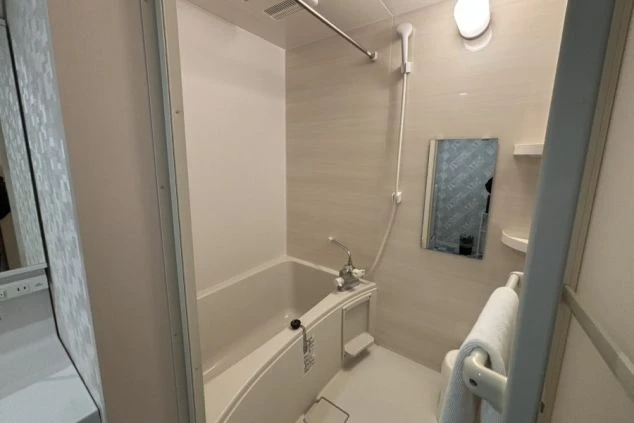 リゾートバイトの個室寮に完備された、ゆったり浸かれる広めの浴槽の画像。シャワーヘッドも新しく、仕事の疲れを癒やせるプライベートバスルーム。