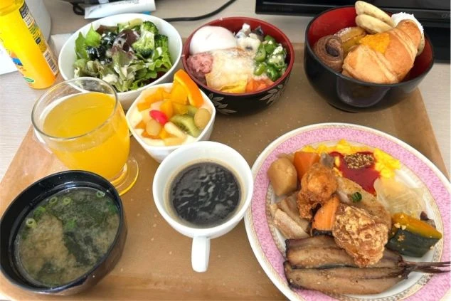 バイキング形式のまかないの画像。サラダや和洋食など種類が豊富な食事です。