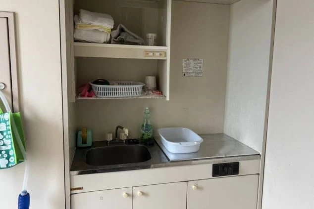 リゾートバイトの寮のキッチン設備の画像。シンクと収納があり、自炊が可能な環境です。