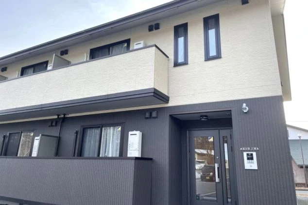 リゾートバイトの新築・築浅寮の外観。白と黒のコントラストがおしゃれな、清潔感のある建物です。