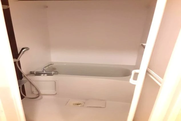 リゾートバイトの新築・築浅寮の個室にあるお風呂。清潔なユニットバスで、一日の仕事の疲れを癒やせます。