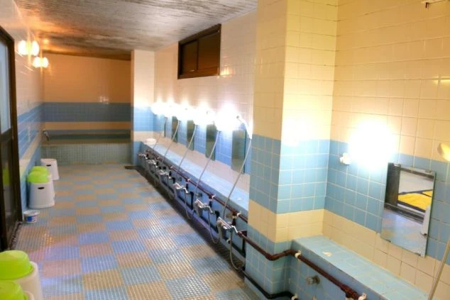 複数人で利用できるリゾートバイトの寮の共同浴場の画像。