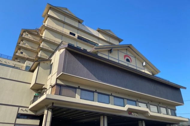 リゾートバイト先の温泉旅館の温泉浴場。ガラス張りの窓から美しい庭園を眺めながら入浴できる。リゾートバイトの特典として仕事終わりに利用できる温泉。