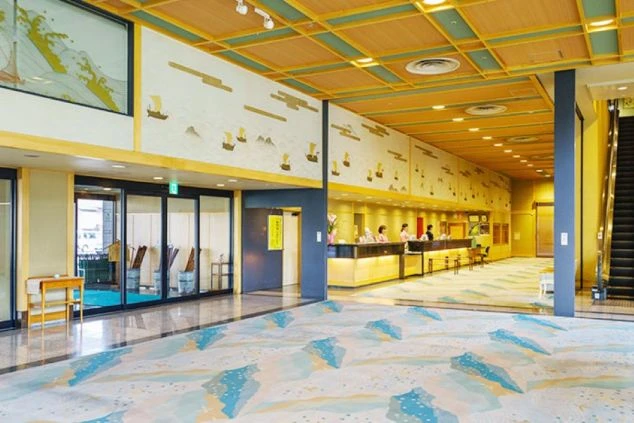 リゾートホテルの広々としたロビー。和モダンで洗練された空間で働くことができる。リゾートバイトの仕事風景。