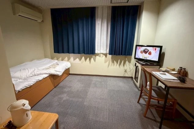 プライベートが確保できるリゾートバイトの個室寮の画像。ベッド、テレビ、デスク、エアコンなどの生活設備が完備。