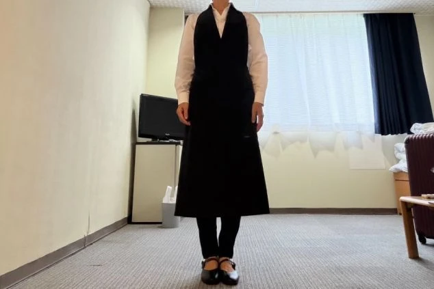 リゾートバイトの制服画像。レストラン・ホールスタッフのシンプルでおしゃれな制服(ベスト・エプロン)。
