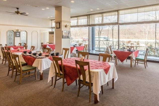 窓から自然を望む広々としたレストラン。お客様に特別な食事の時間を提供できる、明るく開放的な空間です。