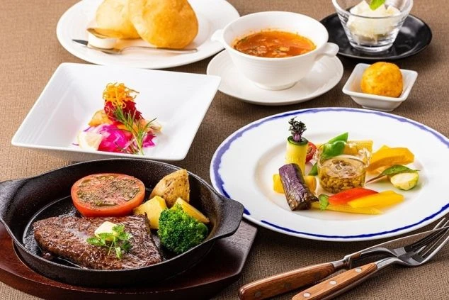 焼きたてのステーキや新鮮な野菜を使った、彩り豊かなコース料理。お客様に最高の食事体験を提供できる、やりがいのあるお仕事です。