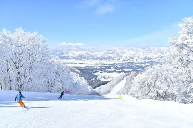 雪と青空、そして雄大な山々。リゾートバイトは、こんな絶景の中で働ける最高の仕事です。