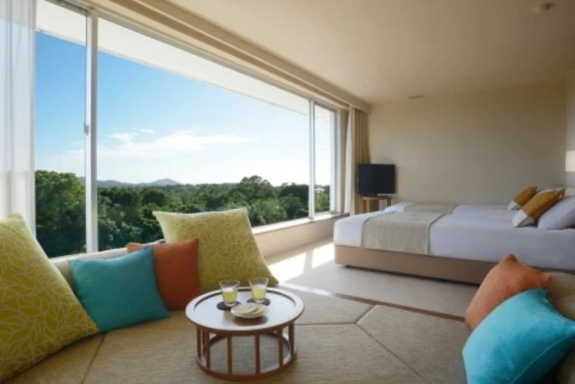 大きな窓から緑豊かな景色が広がる、広々とした部屋。働きながらリゾート気分を満喫。