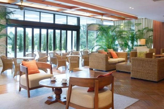 リゾートホテルのロビーラウンジ。南国風のインテリアで統一された開放的な空間。働きながら非日常を体験できる職場。