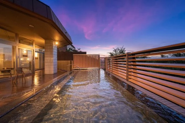 夕焼けに染まる空の下、幻想的な露天風呂。仕事の疲れを癒してくれる、心安らぐ贅沢な時間が待っています。