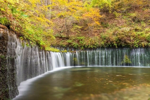 長野県軽井沢町の白糸の滝の画像。リゾートバイトの休日を満喫するイメージ。
