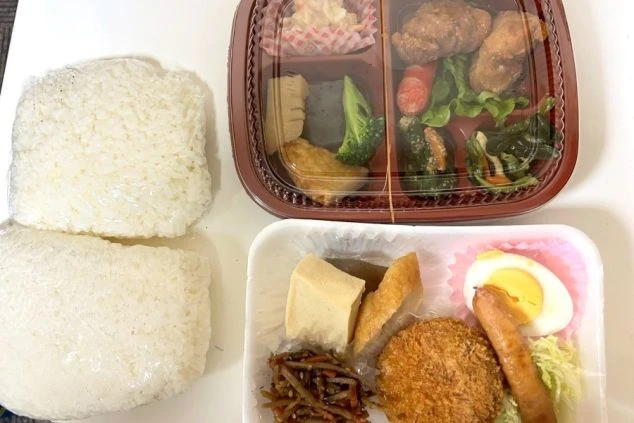 ご飯とおかずがセットになったタイプのまかない写真。