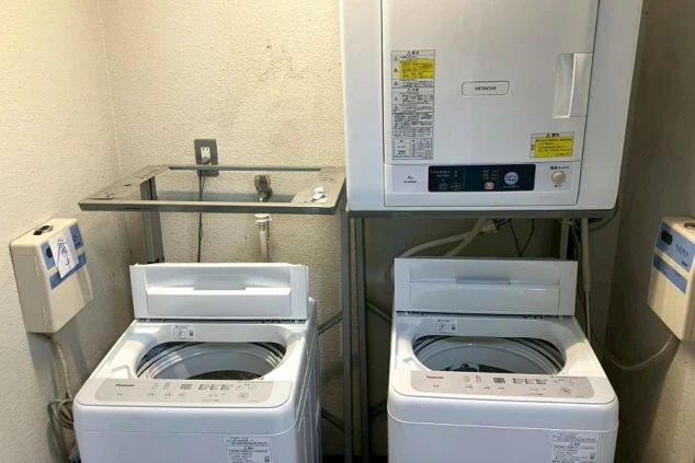 ハンガーとクリップハンガーが入った寮のクローゼットの画像。