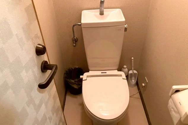 リゾートバイト寮のトイレ設備。温水洗浄便座付きで、毎日の住み込み生活もストレスなく快適に過ごせます。