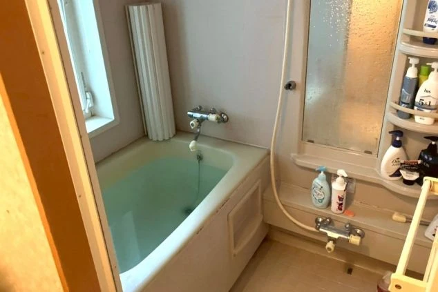 リゾートバイト寮の清潔なお風呂。仕事の疲れをゆっくり癒せる、手入れの行き届いた明るい入浴スペース。