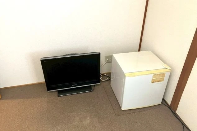 リゾートバイト個室寮の室内設備。テレビと小型冷蔵庫があらかじめ設置され、仕事終わりも自室で寛げます。