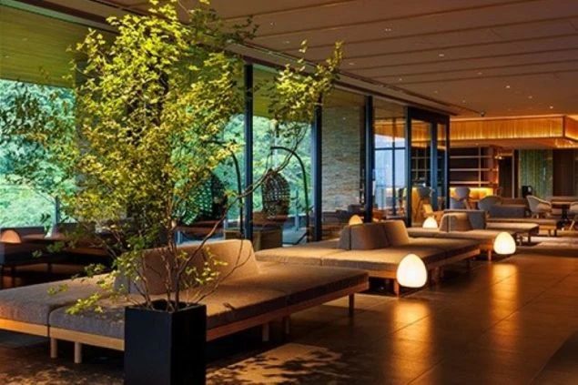 デザイナーズホテルのようなモダンな旅館のロビーの画像。リゾートバイトの勤務先イメージ。