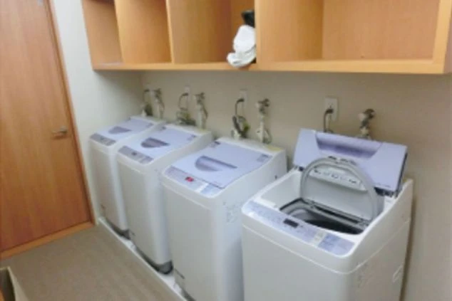 コンパクトながら機能的なリゾートバイト寮のミニキッチン