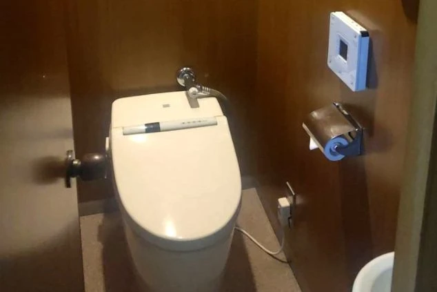 寮の個室内にある温水洗浄便座付きのトイレの画像。