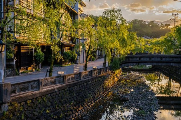 兵庫県・城崎温泉の川沿いの街並み。リゾートバイトの勤務地や休日の風景画像。