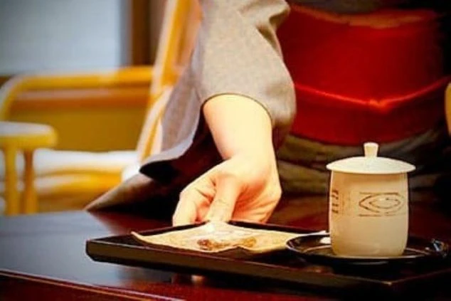 和服姿で接客をする仲居。リゾートバイトの客室係の仕事イメージ画像。