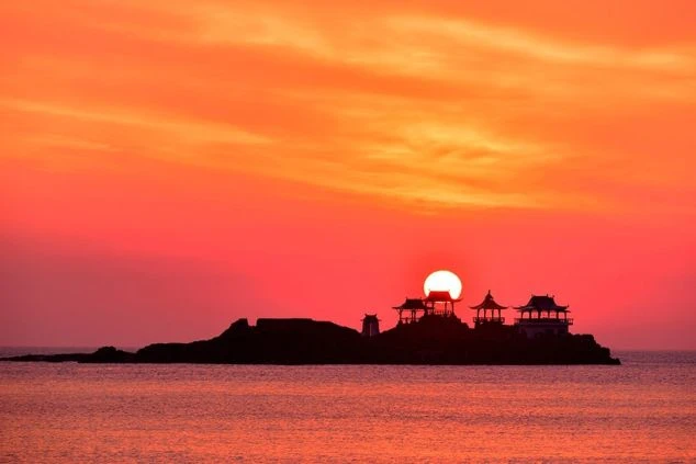 兵庫県・但馬海岸の美しい夕焼けの画像。城崎温泉周辺でのリゾートバイトの休日。
