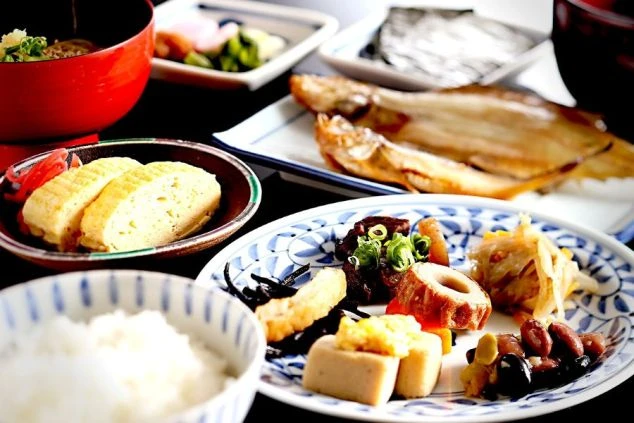 旅館やホテルで提供される和朝食の画像。リゾートバイトの食事提供のイメージ。