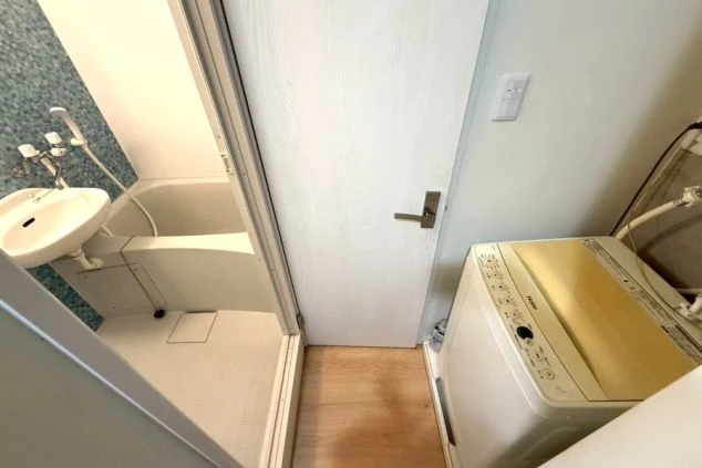 リゾートバイト個室寮のキッチン。2口ガスコンロや冷蔵庫、電子レンジが揃い、仕事終わりも自炊が楽しめる充実の設備。